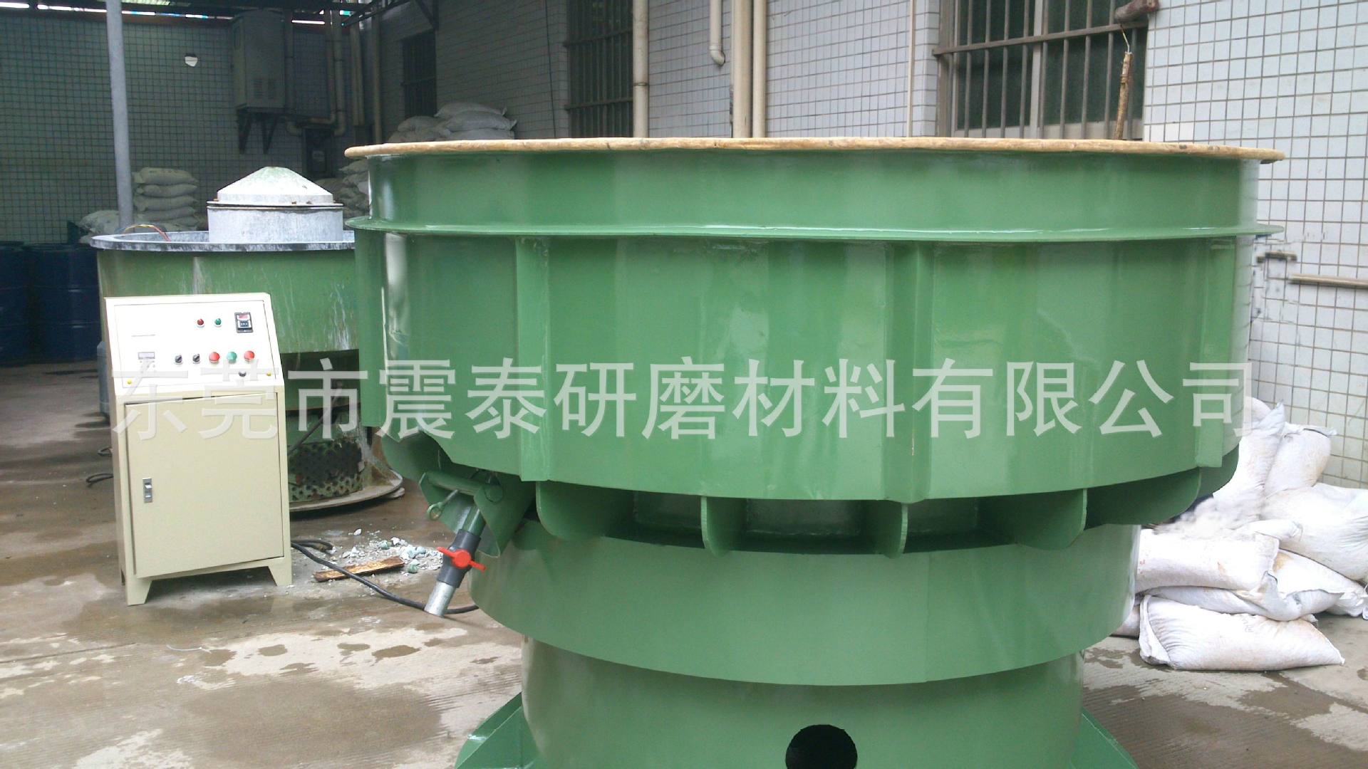 大型三次元振動研磨機